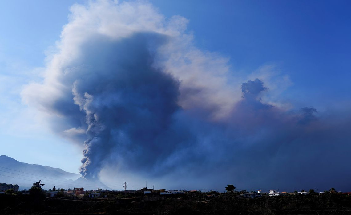 2021-10-13t161228z_1286252548_rc249q9c1h16_rtrmadp_3_spain-volcano-drone-dogs