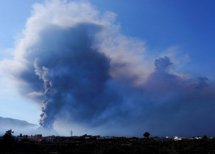 2021-10-13t161228z_1286252548_rc249q9c1h16_rtrmadp_3_spain-volcano-drone-dogs