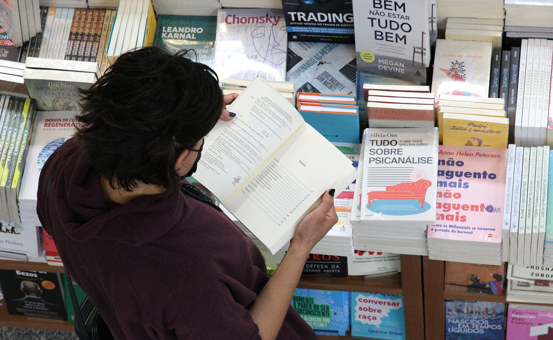 São Paulo - Movimento de leitores na livraria Martins Fontes, em Vila Buarque.