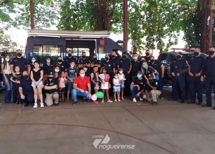 gm-de-artur-nogueira-comemora-dia-das-criancas-com-entrega-de-presentes-e-voltinhas-de-viatura-correio-nogueirense