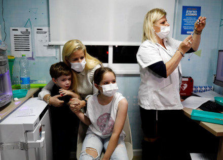 2021-11-22t230806z_1_lynxmpehal1bo_rtroptp_4_health-coronavirus-israel-children