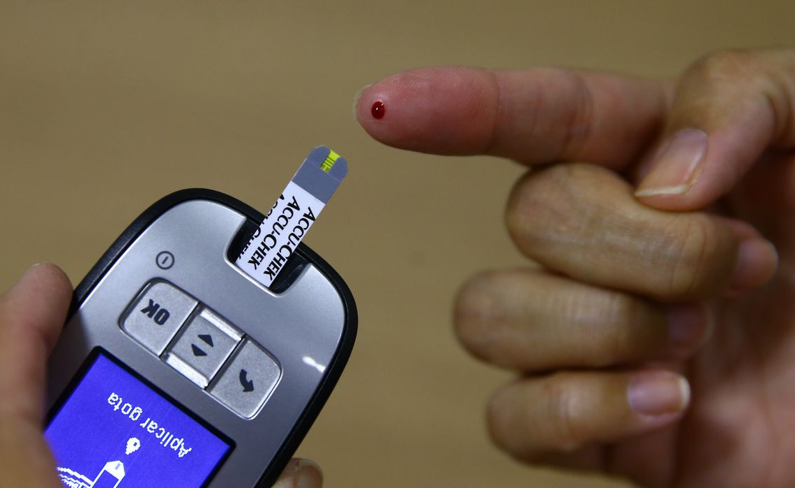 Exame da curva glicêmica; insulina,monitor de glicemia