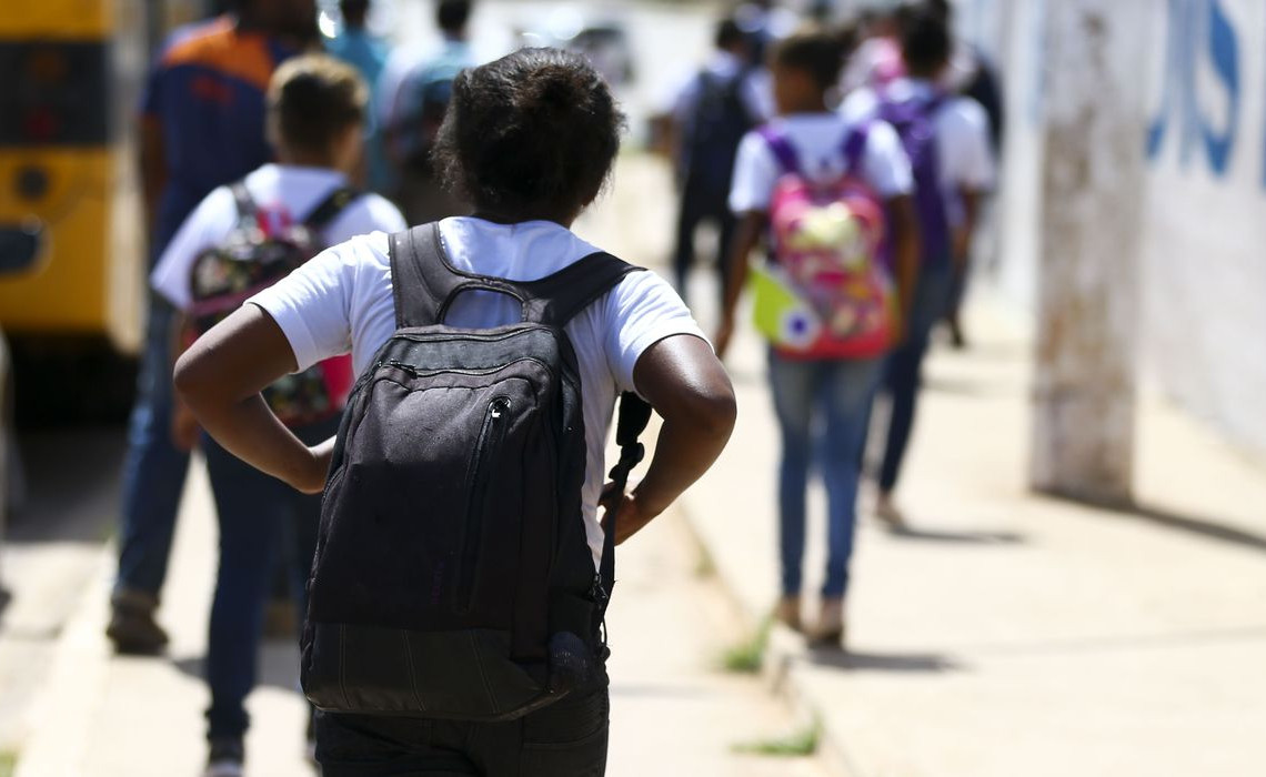 Alunos saindo de escola na Estrutural, no Distrito Federal