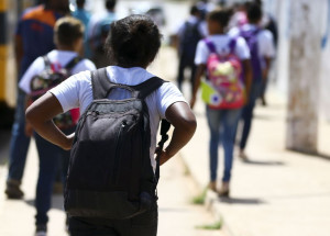 Alunos saindo de escola na Estrutural, no Distrito Federal