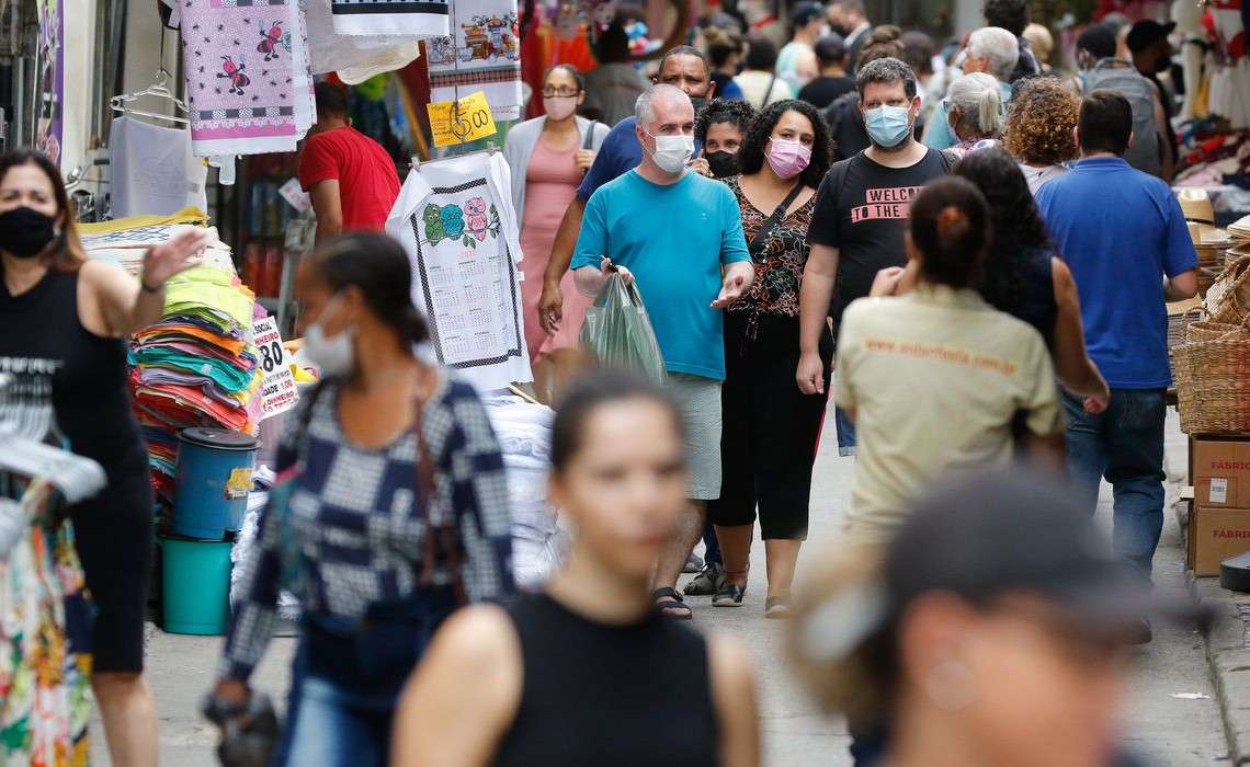 primeiro_dia_de_flexibilizacao_do_uso_de_mascaras_ao_ar_livre_no_estado_do_rio_de_janeiro.2810212695