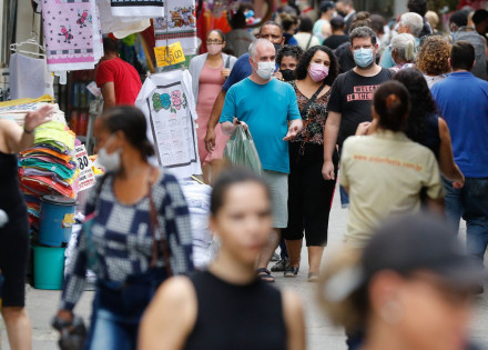 primeiro_dia_de_flexibilizacao_do_uso_de_mascaras_ao_ar_livre_no_estado_do_rio_de_janeiro.2810212695