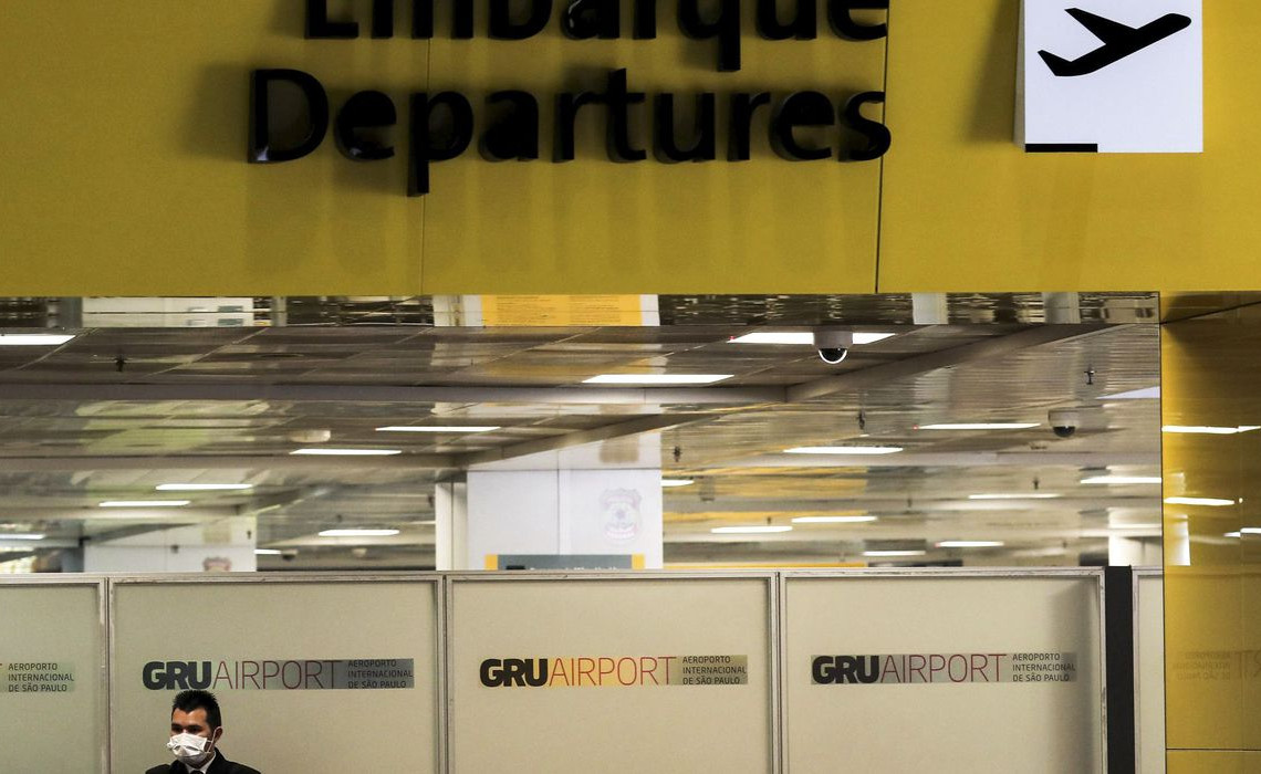 01_trabalhador_mascara_protetora_aeroporto_internacional_de_guarulhos_coronavirus_covid-19_guarulhosreuters_12042000150