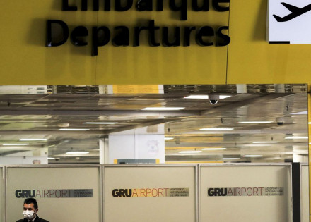 01_trabalhador_mascara_protetora_aeroporto_internacional_de_guarulhos_coronavirus_covid-19_guarulhosreuters_12042000150