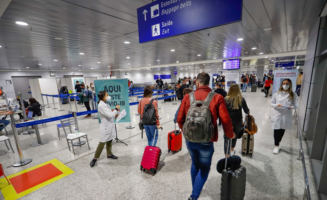 2021-06-25t000000z_554889616_mt1ltana0008ne7ed_rtrmadp_3_airport-america-brazil-coronavirus-covid-19-isolation-latin-america-mask-pandemic-porto-alegre-quarantine