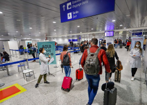 2021-06-25t000000z_554889616_mt1ltana0008ne7ed_rtrmadp_3_airport-america-brazil-coronavirus-covid-19-isolation-latin-america-mask-pandemic-porto-alegre-quarantine