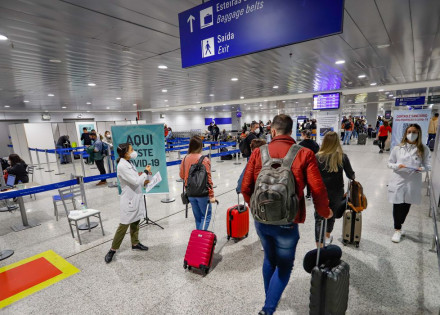 2021-06-25t000000z_554889616_mt1ltana0008ne7ed_rtrmadp_3_airport-america-brazil-coronavirus-covid-19-isolation-latin-america-mask-pandemic-porto-alegre-quarantine