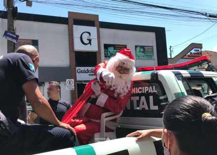 com-presenca-ilustre-do-papai-noel-guarda-municipal-entrega-presentes-as-criancas-de-artur-nogueira-correio-nogueirense-capa