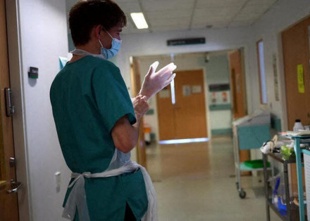 2022-01-07t113900z_1_lynxmpei060f3_rtroptp_3_health-coronavirus-britain-nhs