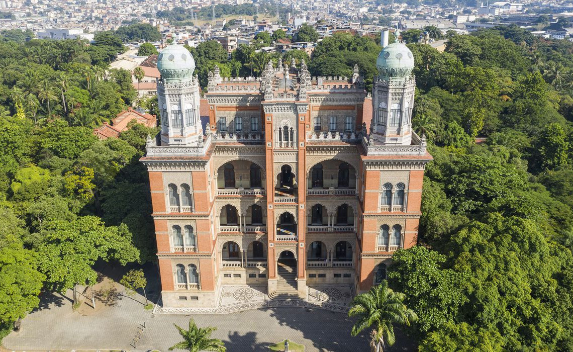 Tomana aérea da fachada e terraço do Castelo.