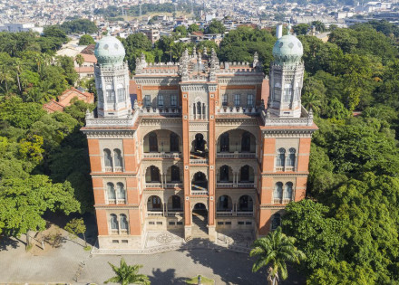 Tomana aérea da fachada e terraço do Castelo.