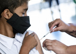 Crianca-sendo-vacinada