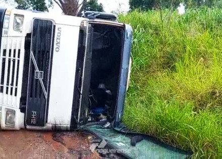 caminhao-tomba-em-estrada-rural-de-engenheiro-coelho-correio-nogueirense