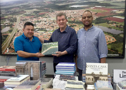 engenheiro-coelho-recebe-doacao-de-livros-para-biblioteca-municipal-correio-nogueirense