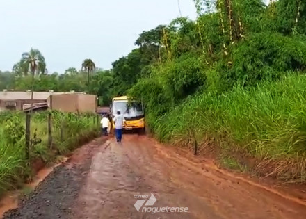onibus-escolar-atola-em-estrada-de-terra-em-engenheiro-coelho-correio-nogueirense
