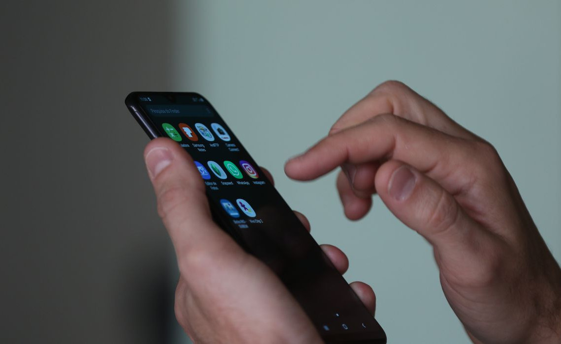 Smartphone, celular, em uso.