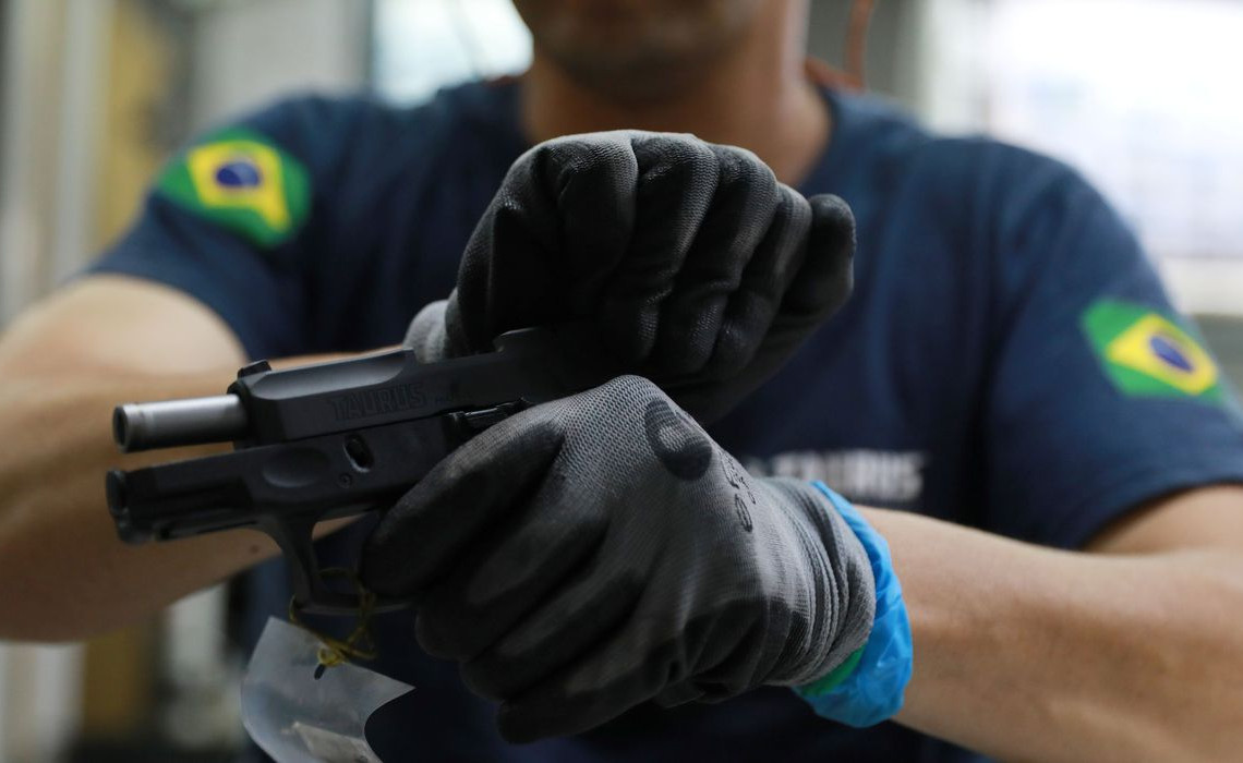 Arma em fábrica de armamentos em São Leopoldo 15/01/2019 REUTERS/Diego Vara
