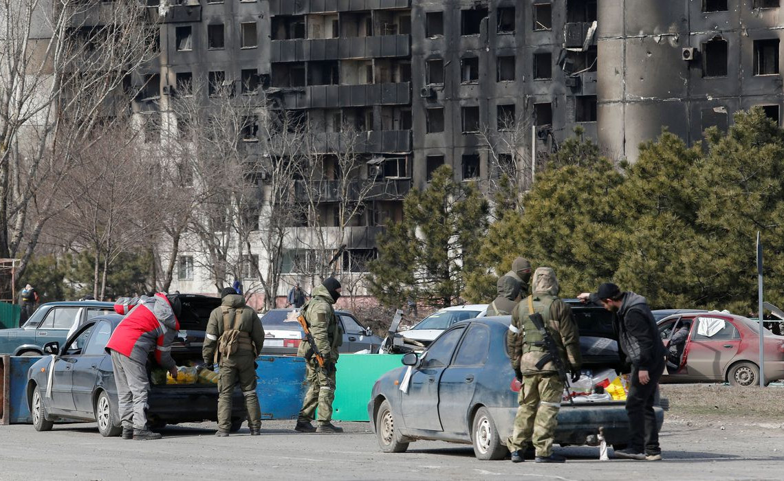 2022-03-21t115539z_1_lynxnpei2k0g1_rtroptp_4_ucrania-crise-mariupol-armas
