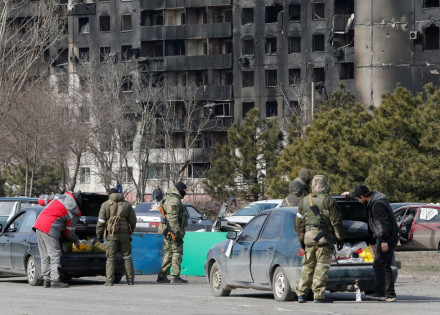 2022-03-21t115539z_1_lynxnpei2k0g1_rtroptp_4_ucrania-crise-mariupol-armas