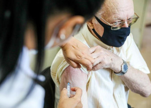 artur-nogueira-inicia-aplicacao-da-4a-dose-da-vacina-contra-covid-em-idosos-com-mais-de-80-anos-correio-nogueirense