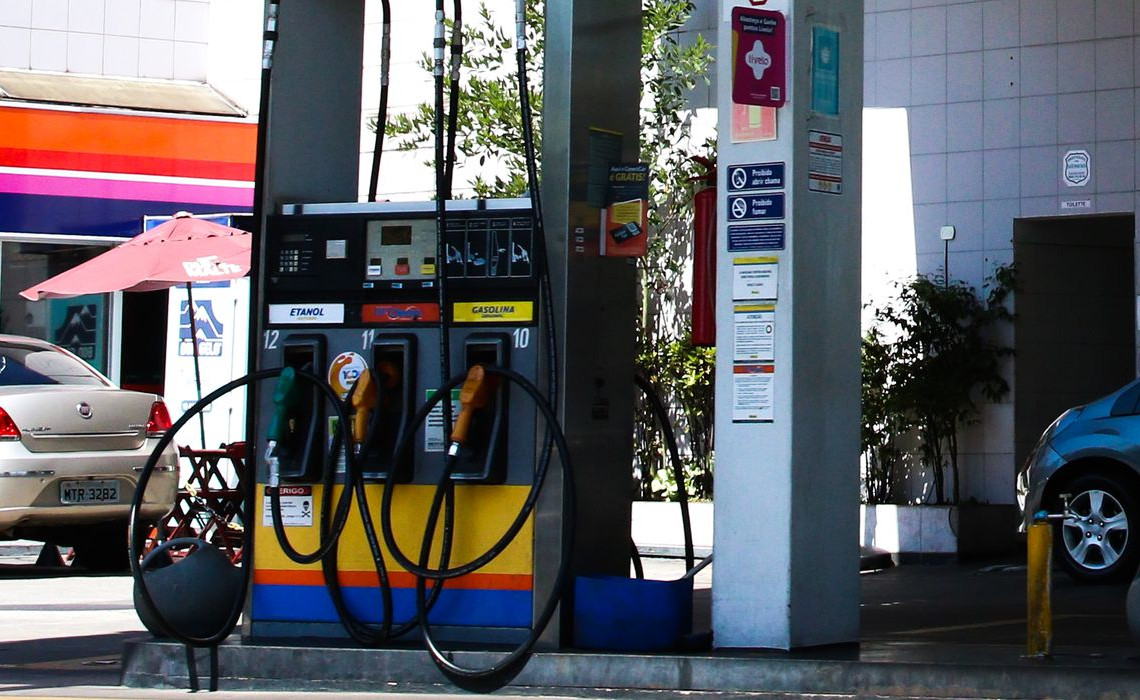 São Paulo - Posto de gasolina em Pinheiros.