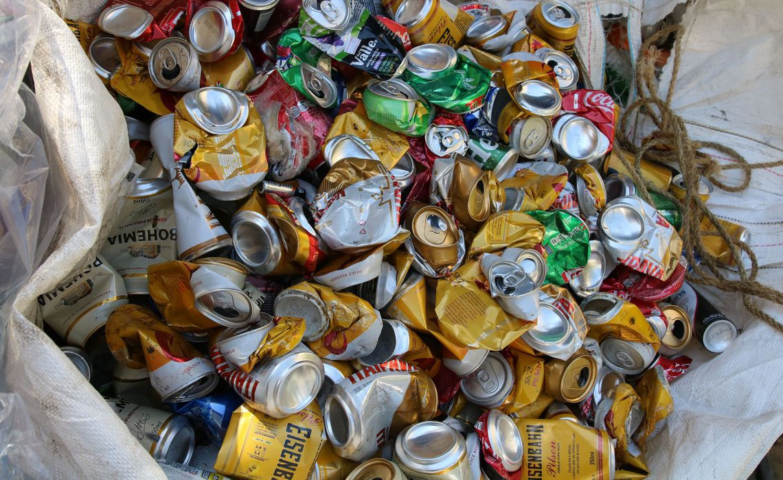 São Paulo - Latas de alumínio destinadas a reciclagem.