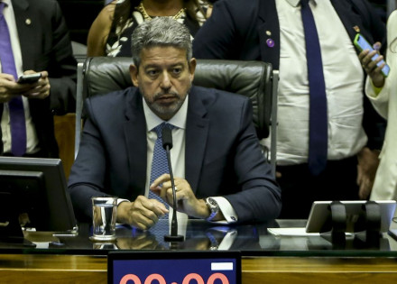 Câmara dos Deputados realiza sessão plenária semipresencial
