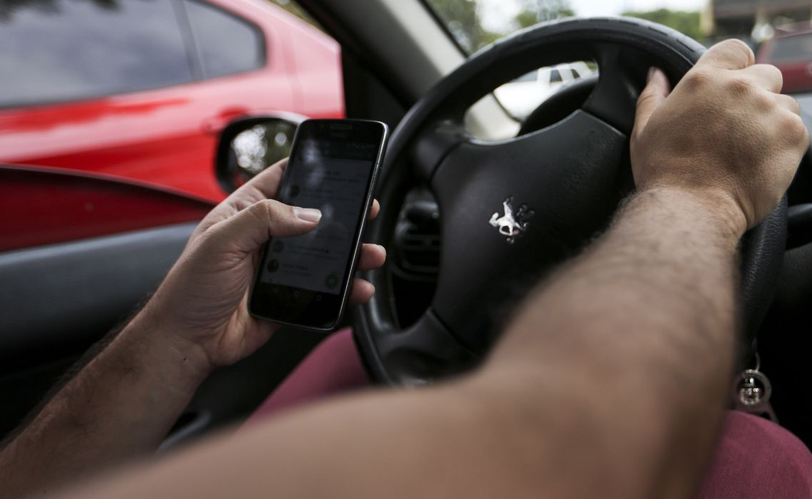 Brasília: Uso de celular ao volante. (Foto: Marcelo Camargo/Agência Brasil)