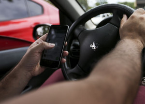 Brasília: Uso de celular ao volante. (Foto: Marcelo Camargo/Agência Brasil)