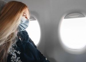 mulher-mascara-aviao-1642619472738_v2_900x506