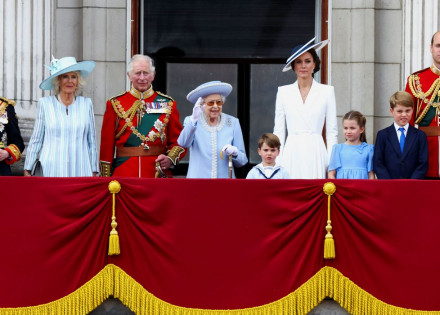 2022-06-02t215350z_1_lynxmpei5112y_rtroptp_4_britain-royals-platinum-jubilee-parade