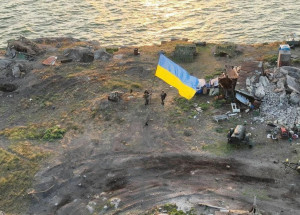 2022-07-07t120838z_1_lynxmpei660i8_rtroptp_4_ucrania-crise-bandeira-ilha