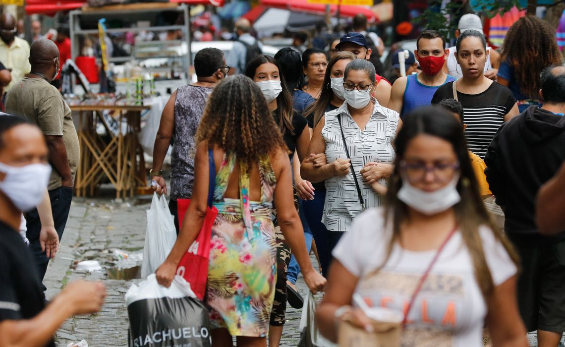 primeiro_dia_de_flexibilizacao_do_uso_de_mascaras_ao_ar_livre_no_estado_do_rio_de_janeiro.2810212694