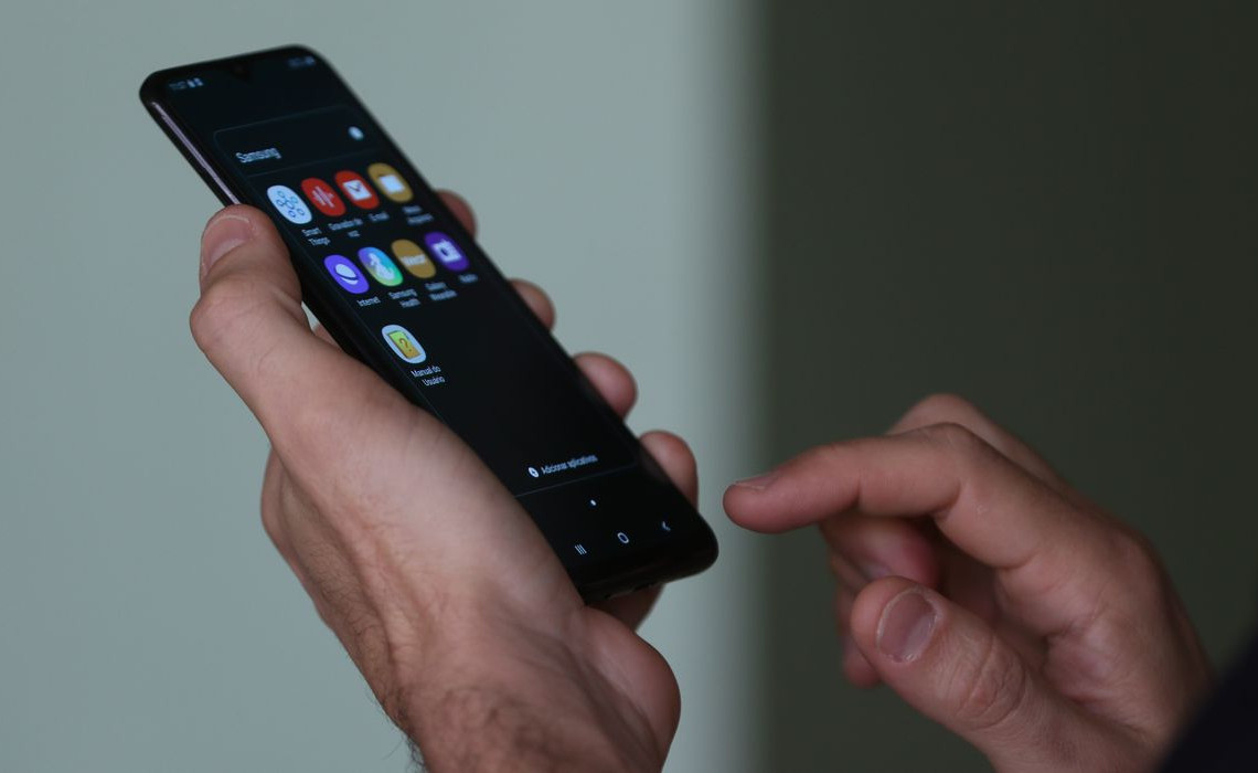 Smartphone, celular, em uso.