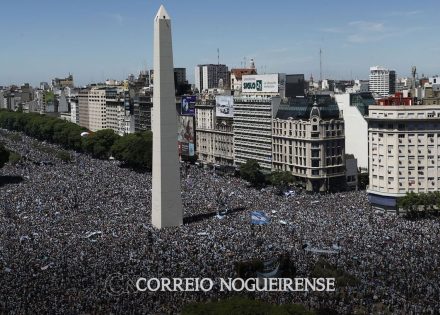 campeoes-do-mundo-sao-recebidos-como-herois-na-volta-a-argentina-correio-nogueirense