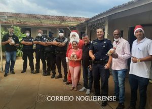 com-apresenca-ilustre-do-papai-noel-policia-municipal-entrega-presentes-aos-idosos-da-aidan-correio-nogueirense