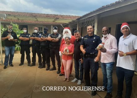 com-apresenca-ilustre-do-papai-noel-policia-municipal-entrega-presentes-aos-idosos-da-aidan-correio-nogueirense