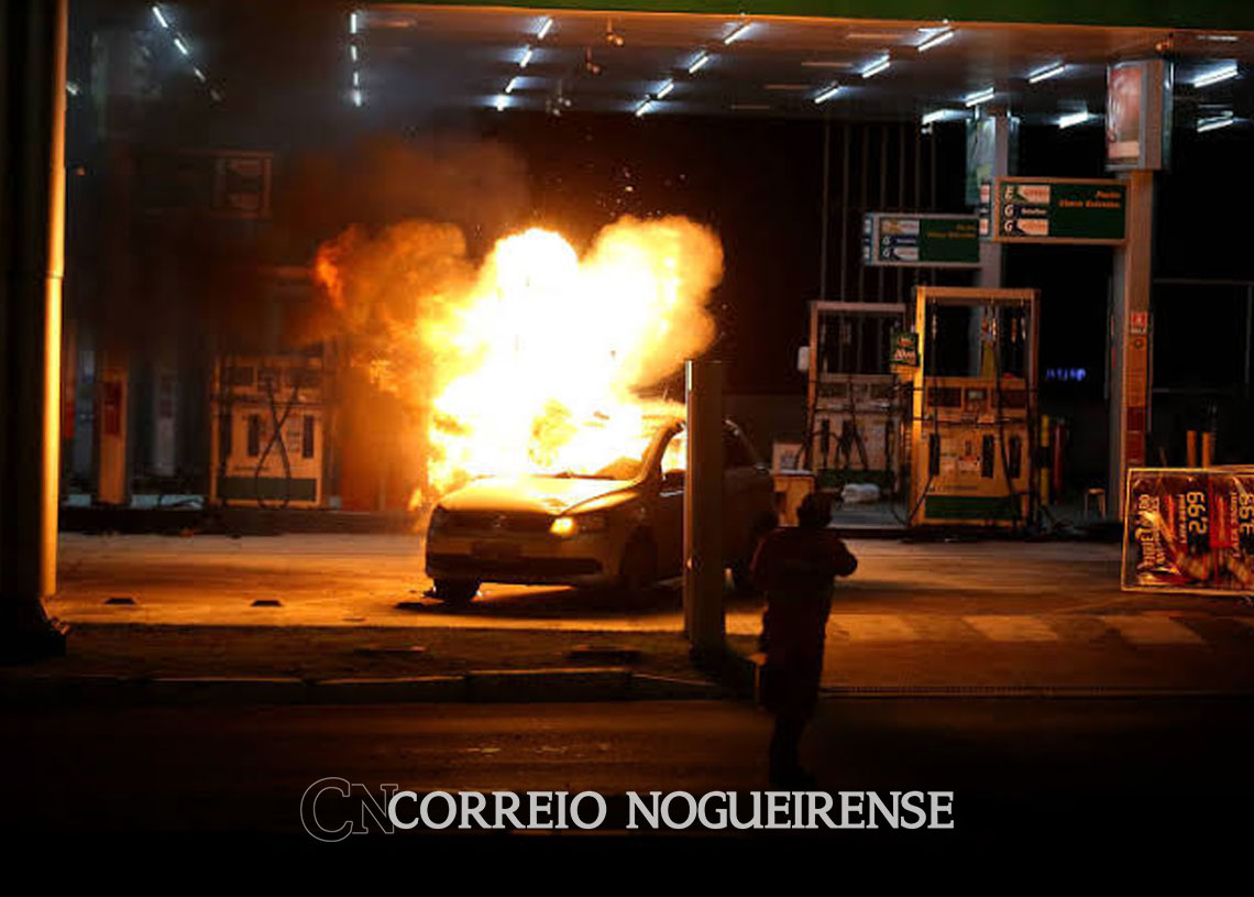 manifestantes-tentam-invadir-sede-da-pf-e-queimam-veiculos-no-df-correio-nogueirense