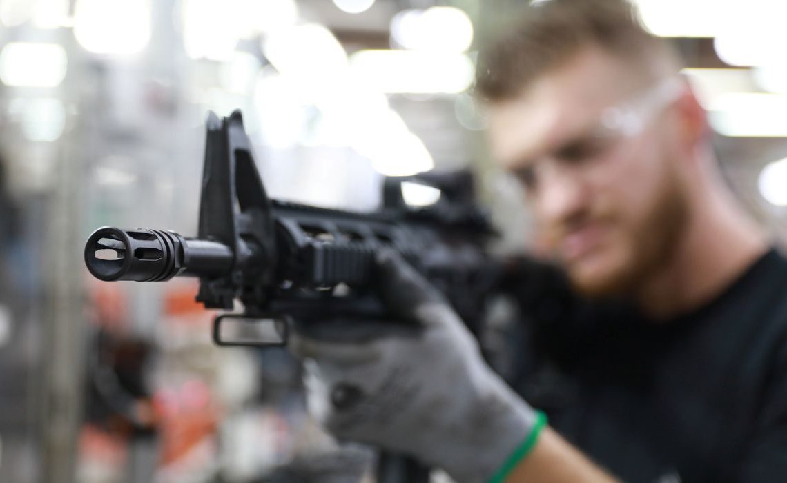 Arma em fábrica de armamentos em São Leopoldo 15/01/2019 REUTERS/Diego Vara