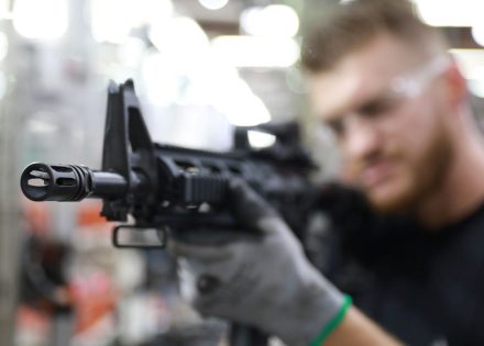 Arma em fábrica de armamentos em São Leopoldo 15/01/2019 REUTERS/Diego Vara