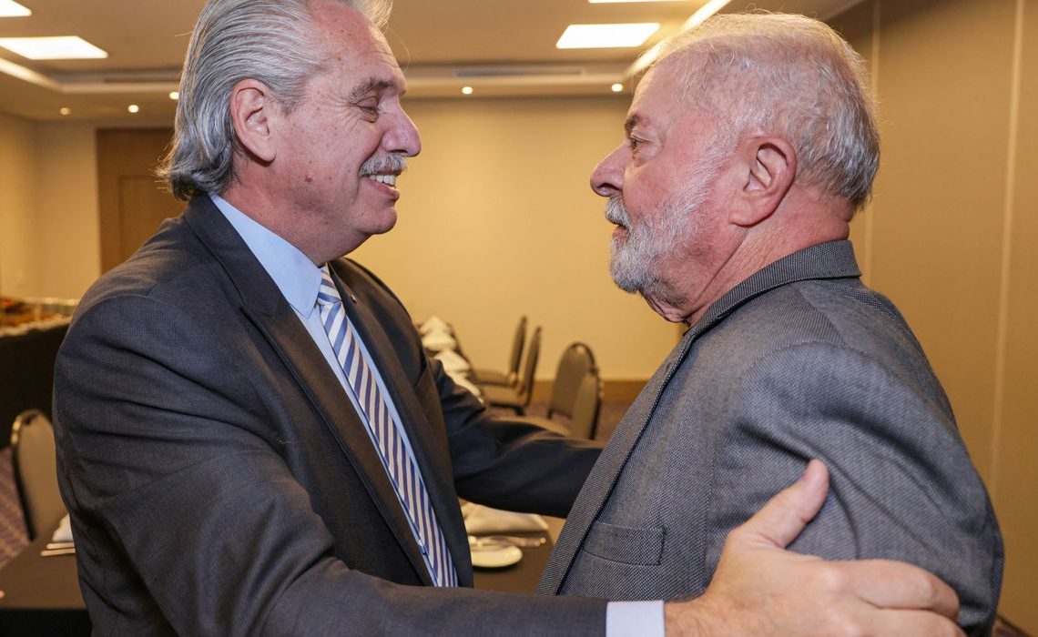 2022-10-31t172747z_1541347388_rc2gcx9b1dsa_rtrmadp_3_brazil-argentina-lula-fernandez