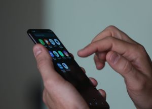 Smartphone, celular,  em uso.