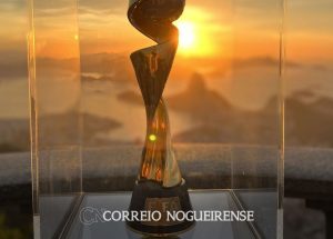 futebol-feminino-taca-da-copa-do-mundo-e-exibida-no-corcovado-no-rio-correio-nogueirense