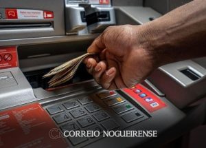 cresce-numero-de-brasileiros-que-sacam-dinheiro-em-bancos-correio-nogueirense