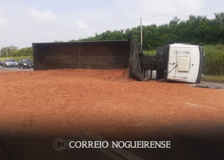caminhao-tomba-apos-desviar-de-carro-na-vicinal-que-liga-cosmopolis-e-americana-veja-video-correio-nogueirense