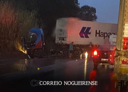 rodovia-prefeito-azis-lian-que-liga-artur-nogueira-a-holambra-fica-interditada-apos-acidente-com-carreta-correio-nogueirense